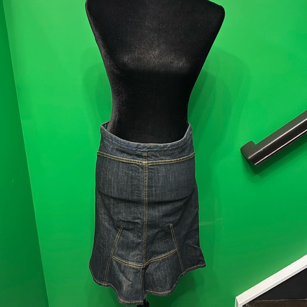 A cute denim pencil skirt.